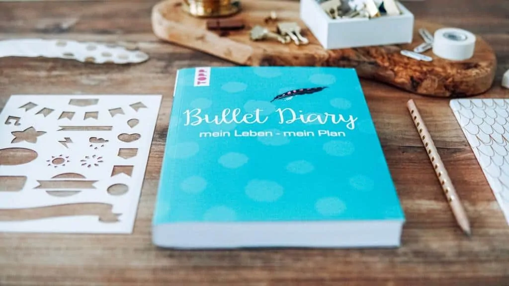 1 BuJo auf einem Tisch mit DIY Deko
