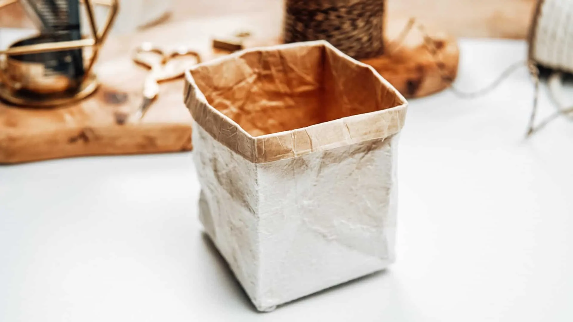 Milchtüten Upcyclint mit einem aufgeschnittenen Tetrapack der gefaltet wird