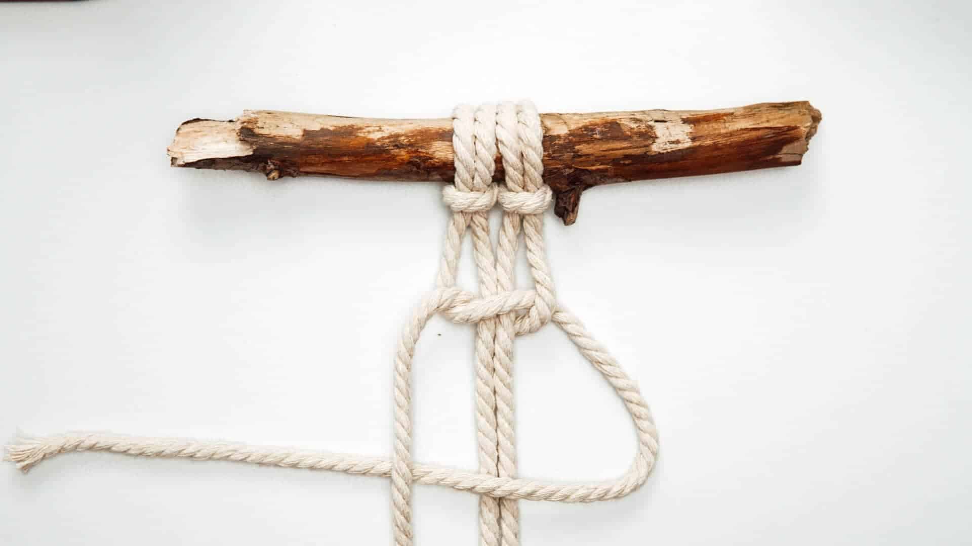 Makramee Knoten Anleitung Halber Knoten von rechts legen