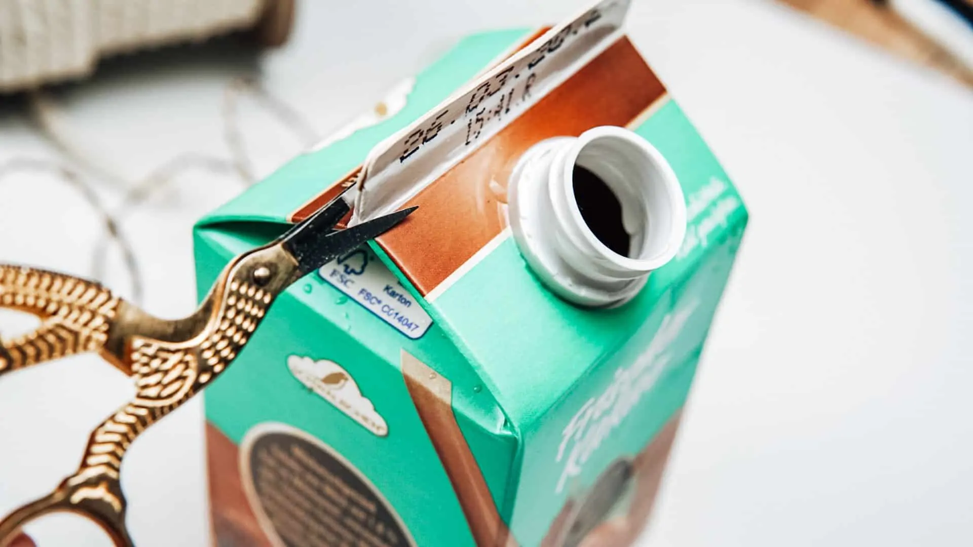 Milchtüten Upcycling mit einem Tetrapack der aufgeschnitten wird