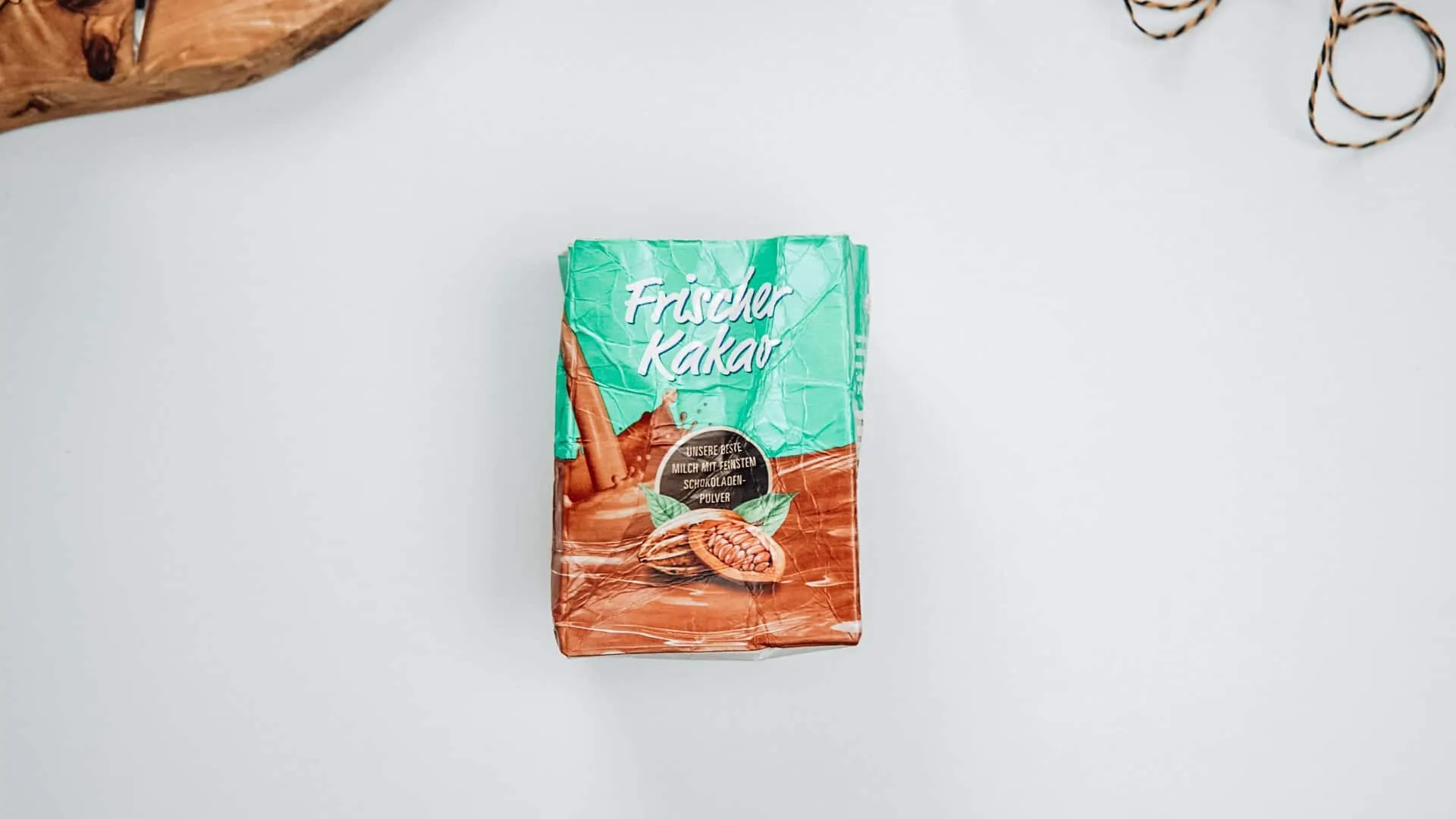 Milchtüten Upcyclint mit einem aufgeschnittenen Tetrapack zerknüllt und auseinander gemacht