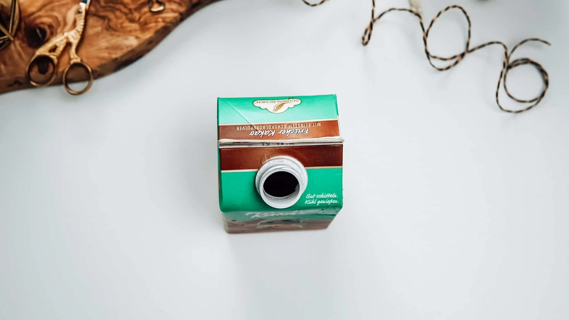 Milchtüten Upcycling mit einem geöffneten Tetrapack