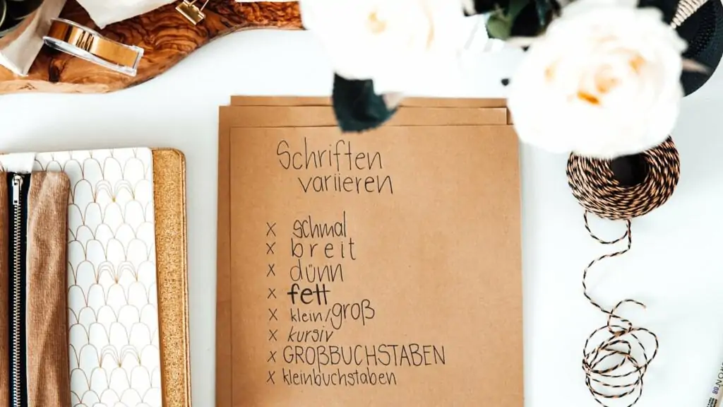 Bullet Journal Schrift variationen auf einem Tisch