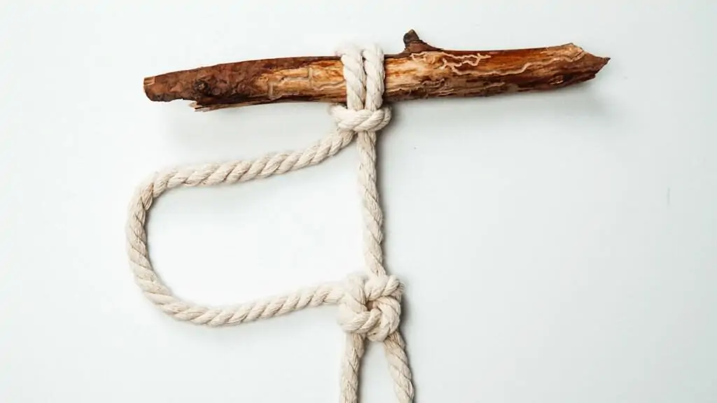 Kreuz und Quer Knoten zusammen ziehen an einem Ast