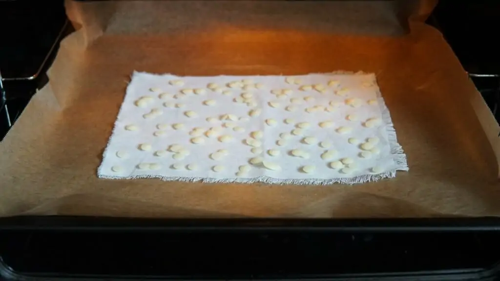 Bienenwachstuch in den Backofen schieben