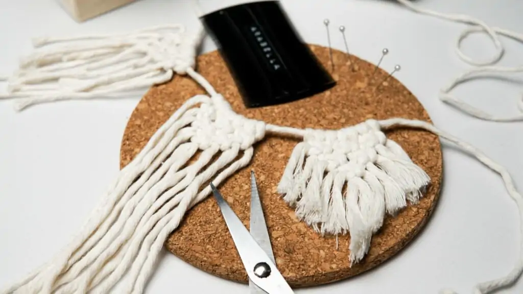 Makramee Boho Girlande in Form schneiden
