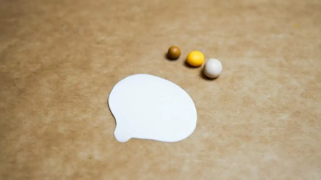 Weißes Fimo ausrollen und 3 Fimo Kugeln rollen