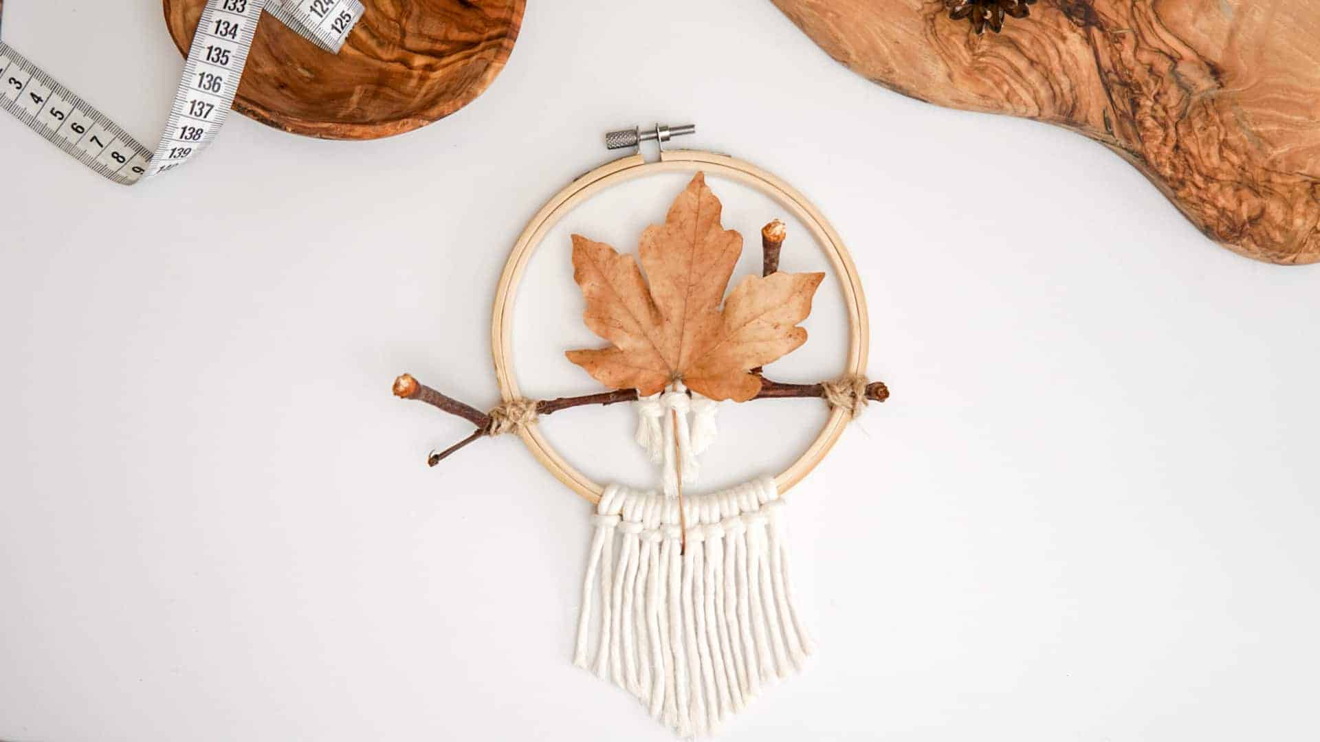 Herbstkranz basteln mit Stickrahmen und Naturmaterialien