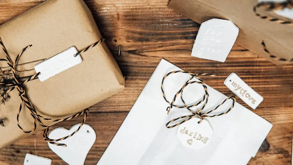 Geschenkanhaenger basteln mit Geschenk verpacken