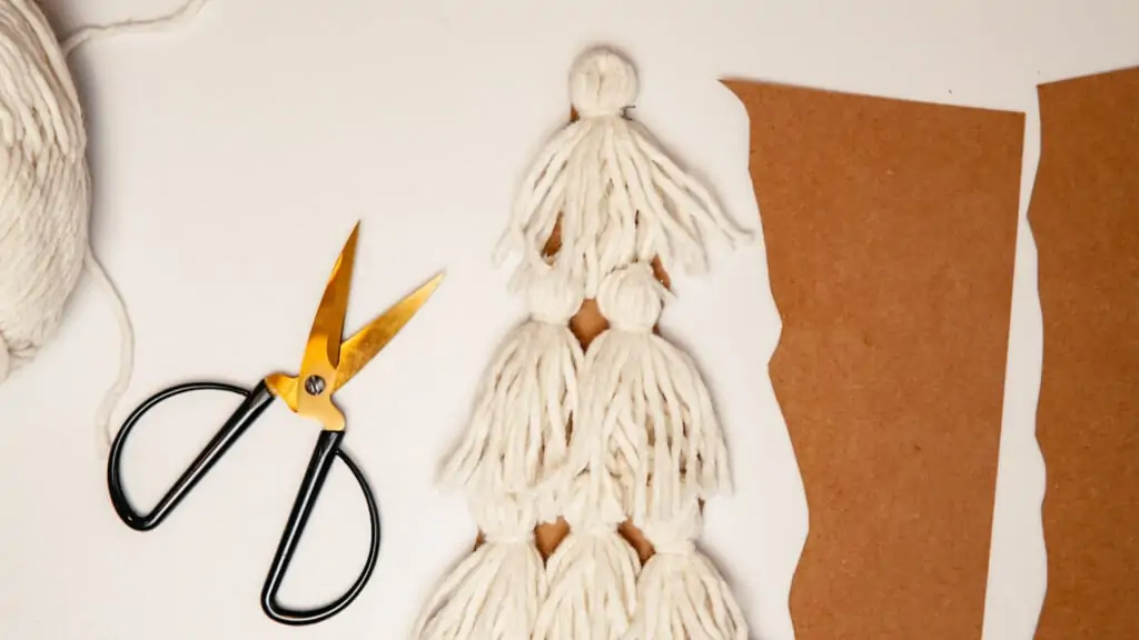 Weihnachtsbaum aus Quasten schneiden