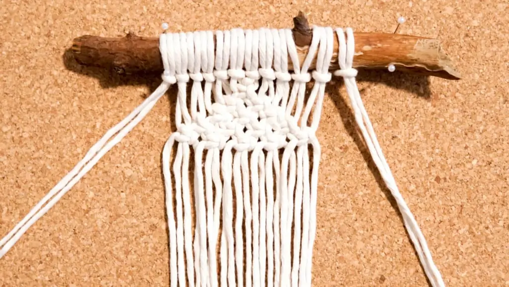 Makramee Untersetzer Anleitung Herz knoten 5