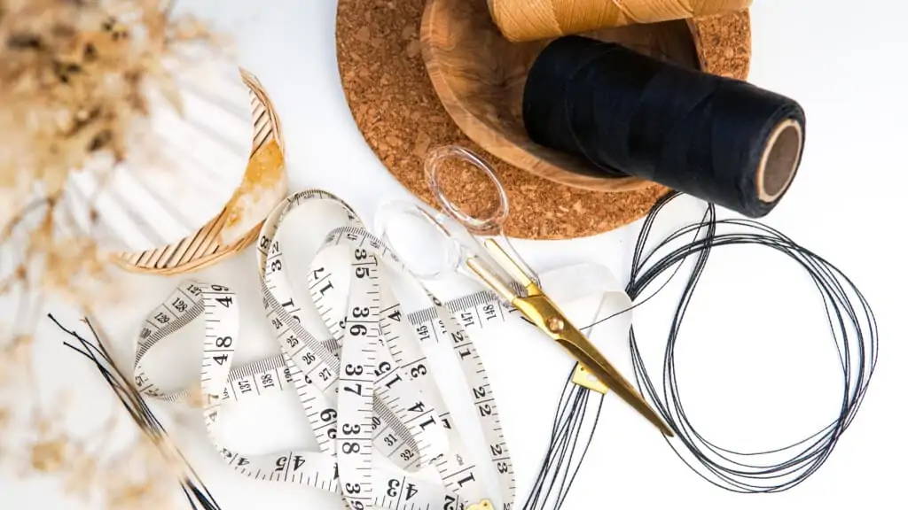 Makramee Arbeitsfäden  schneiden mit Maßband und Schere